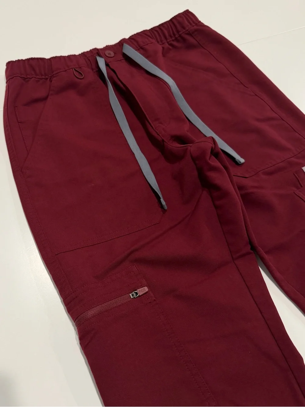 FIGS Men’s Cairo Cargo Scrub Pants Burgundy XS Short